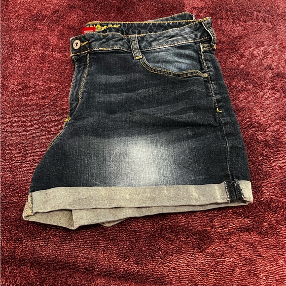 Gently loved Juniors Arizona Jean shorts - Picture 3 of 7